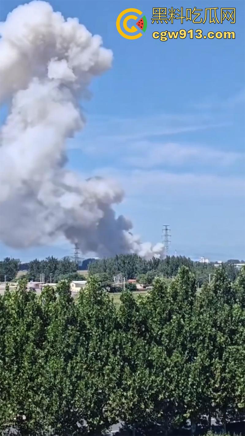 河北邢台内丘县，发生特大爆炸事件，现场浓烟滚滚还有烟花爆竹声，疑似废品收购站起火导致！-7