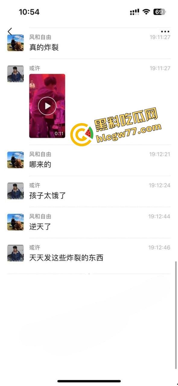 酒吧内富婆嘴对嘴亲大学生帅哥30秒，全场看傻小鲜肉抱紧名牌包，直接亲进人生新剧本！-2