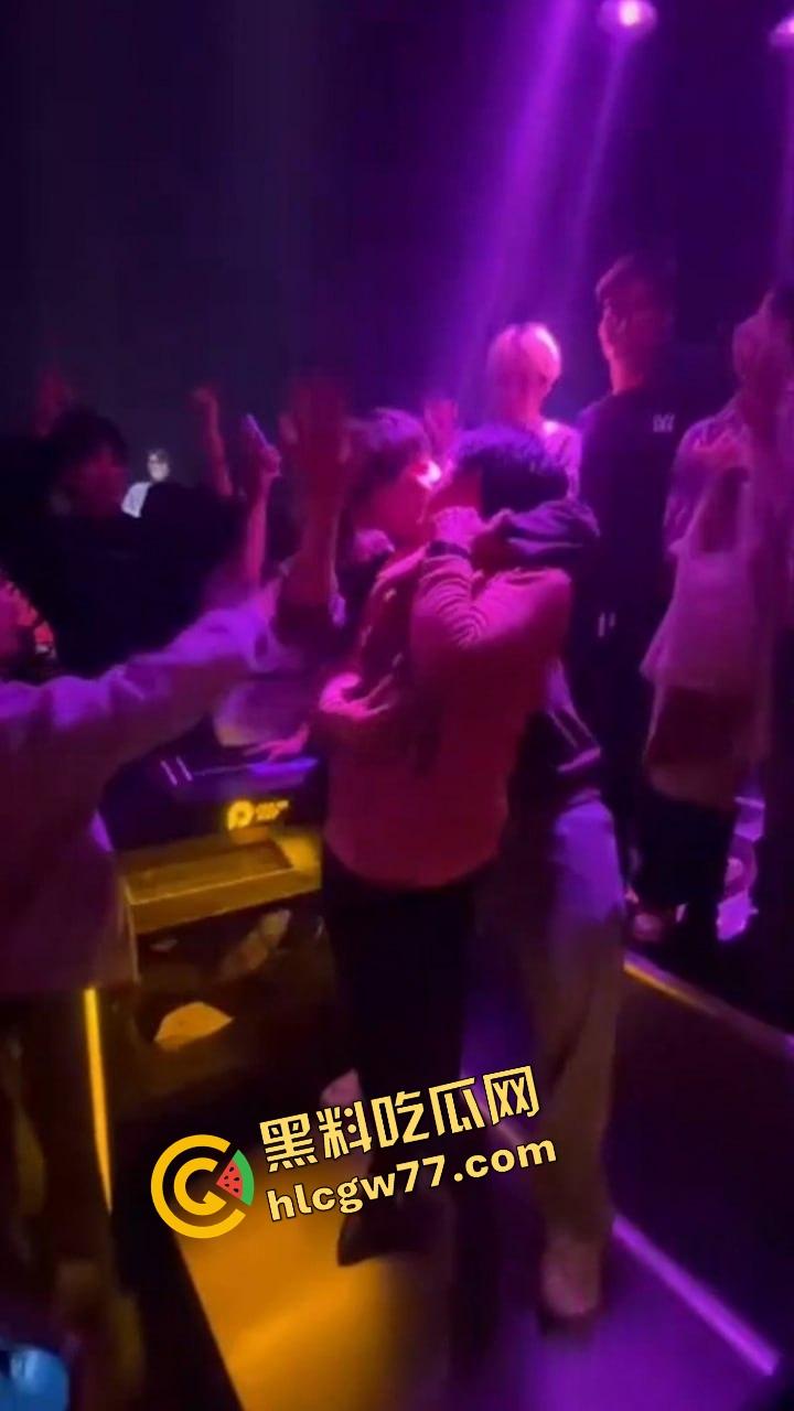 酒吧内富婆嘴对嘴亲大学生帅哥30秒，全场看傻小鲜肉抱紧名牌包，直接亲进人生新剧本！-9