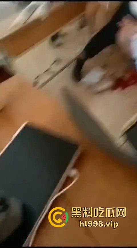 广西百色中学男生玩笑开翻，掏刀狂捅女生！现场尖叫不断，场面混乱不堪！-5
