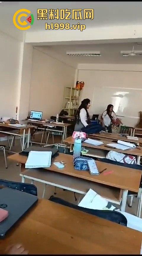 广西百色中学男生玩笑开翻，掏刀狂捅女生！现场尖叫不断，场面混乱不堪！-6