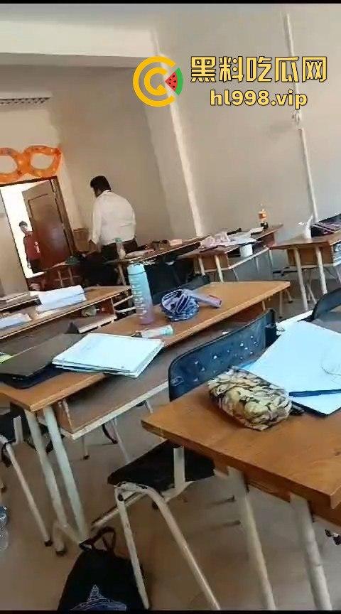 广西百色中学男生玩笑开翻，掏刀狂捅女生！现场尖叫不断，场面混乱不堪！-9