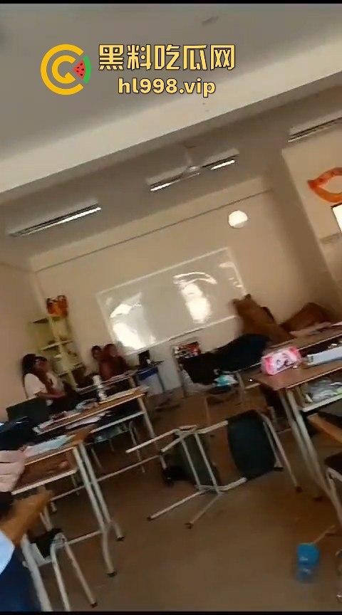 广西百色中学男生玩笑开翻，掏刀狂捅女生！现场尖叫不断，场面混乱不堪！-12