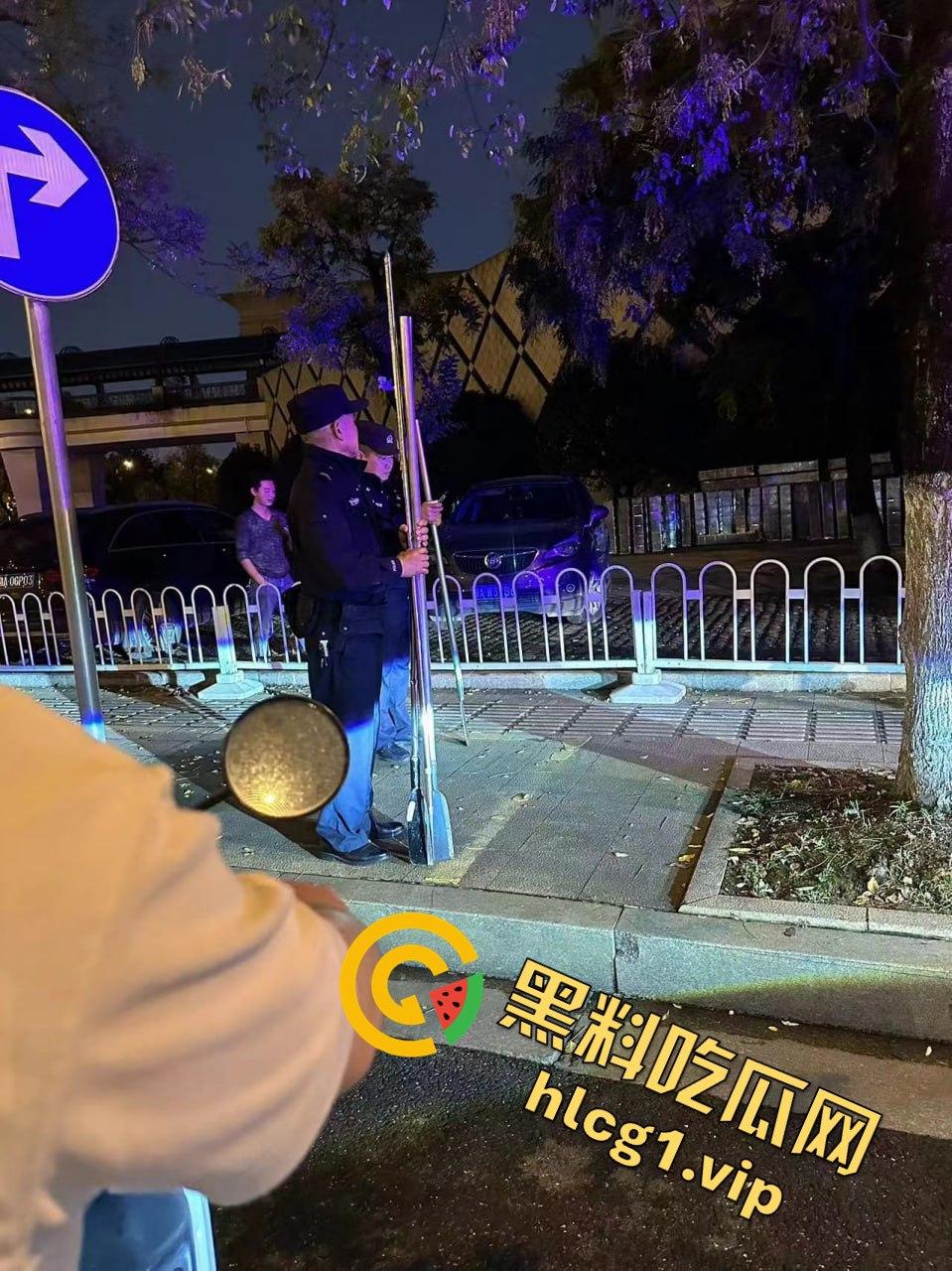 长沙婚庆公园惊现激烈群殴！精神小伙上演街头版“古惑仔”-5