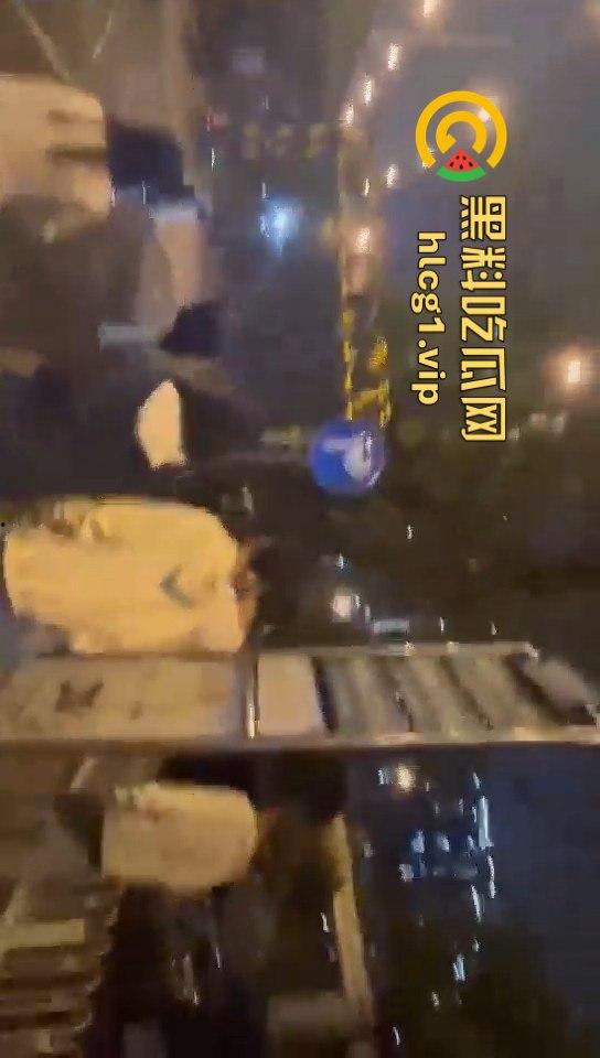 长沙婚庆公园惊现激烈群殴！精神小伙上演街头版“古惑仔”-9