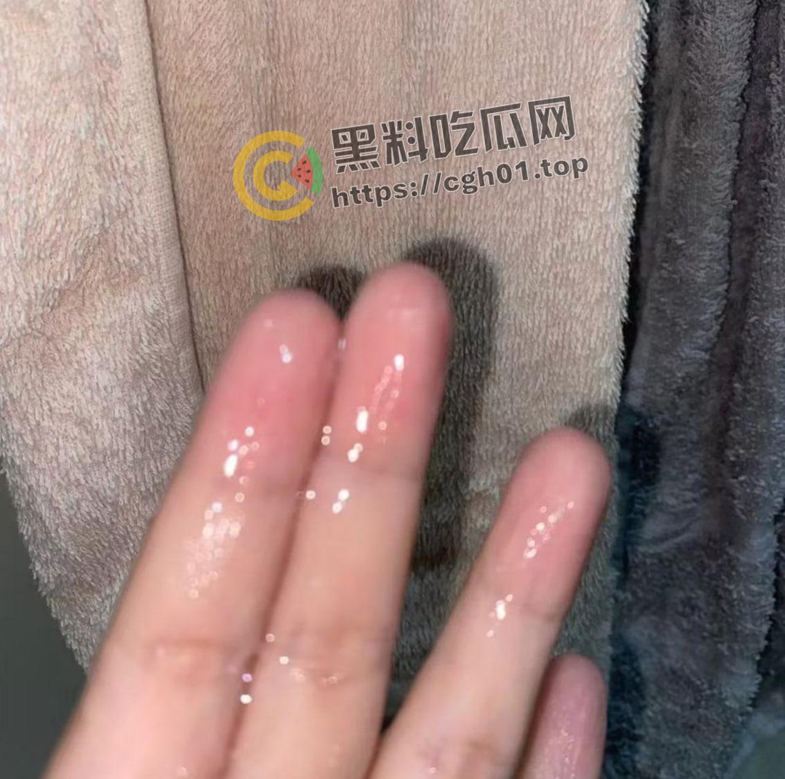 武汉大学大一萌妹给男友发私密视频被流出 肥嫩鲍鱼 粉里透红 揉一下水就喷出来-4