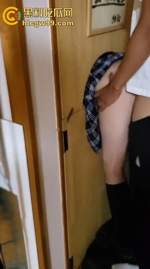 帝都调教大佬神级操作，亲手养成的骚逼变成公厕，群友轮番带套上阵爆操，这才是真正的共享经济！-12