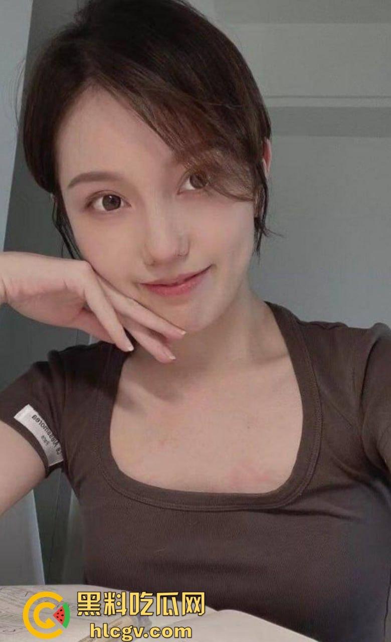 南充美女【李婉钰】被前男友曝光私密视频!黑丝长腿玩兴跳,长棍插穴骚气爆棚!-1