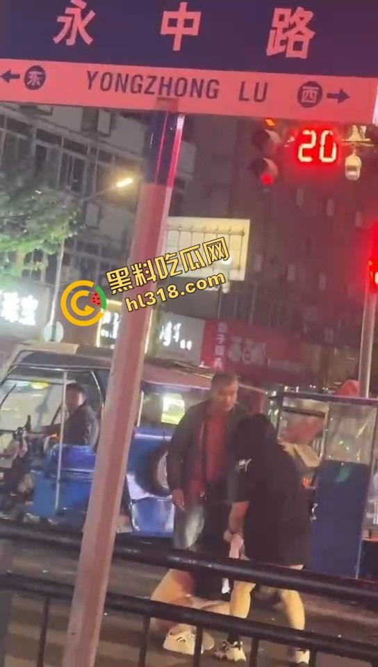 正妻街头暴揍小三，三姐被撕得头发都薅掉，路人全程围观嗨翻，贱人哭着喊妈！-3