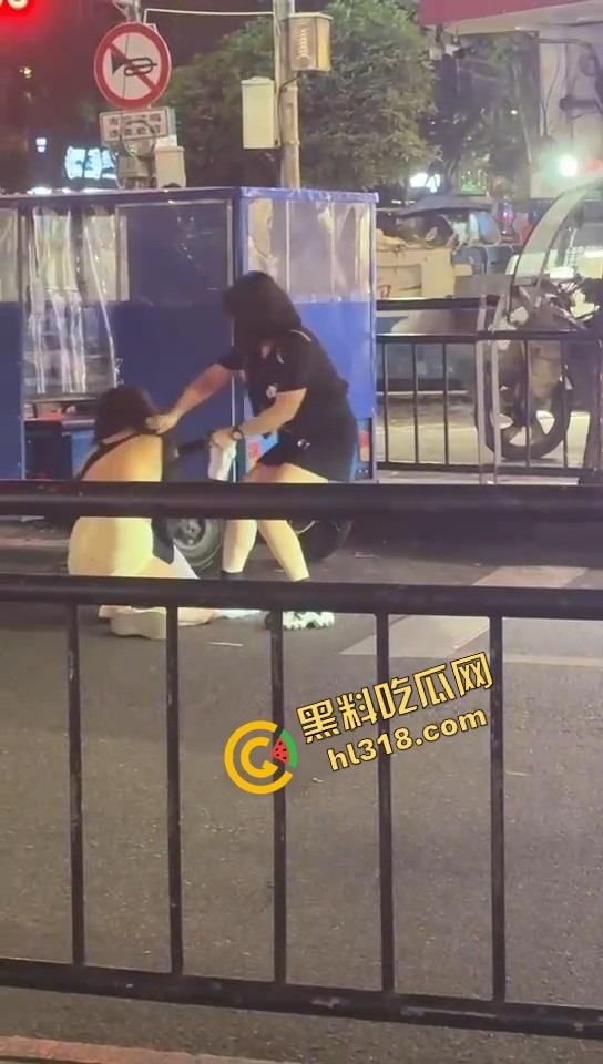 正妻街头暴揍小三，三姐被撕得头发都薅掉，路人全程围观嗨翻，贱人哭着喊妈！-6