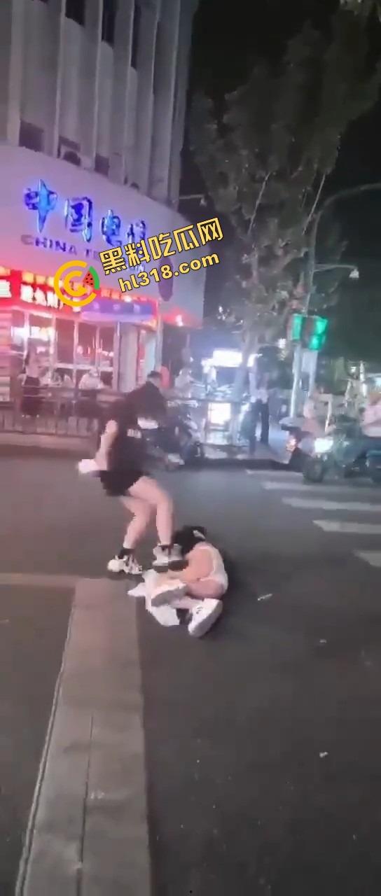 正妻街头暴揍小三，三姐被撕得头发都薅掉，路人全程围观嗨翻，贱人哭着喊妈！-8