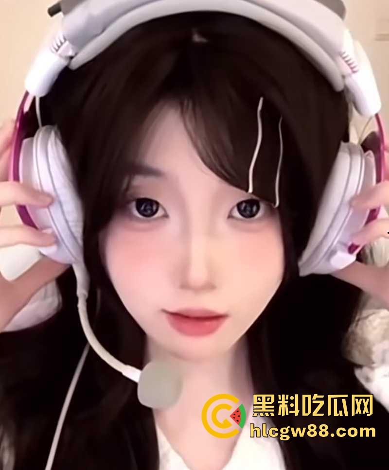 抖音清纯反差网红【圆】金主大尺度福利视频流出 完美身材尤物搔首裸舞 情趣内衣诱惑掰穴求操-2