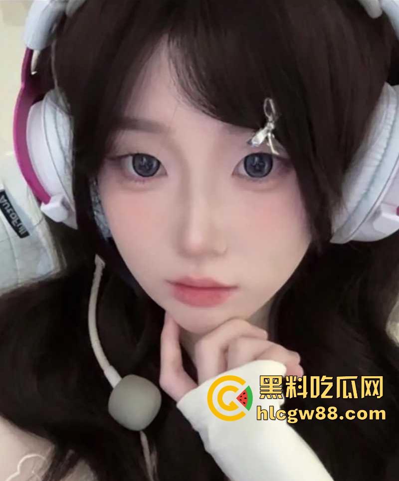 抖音清纯反差网红【圆】金主大尺度福利视频流出 完美身材尤物搔首裸舞 情趣内衣诱惑掰穴求操-6