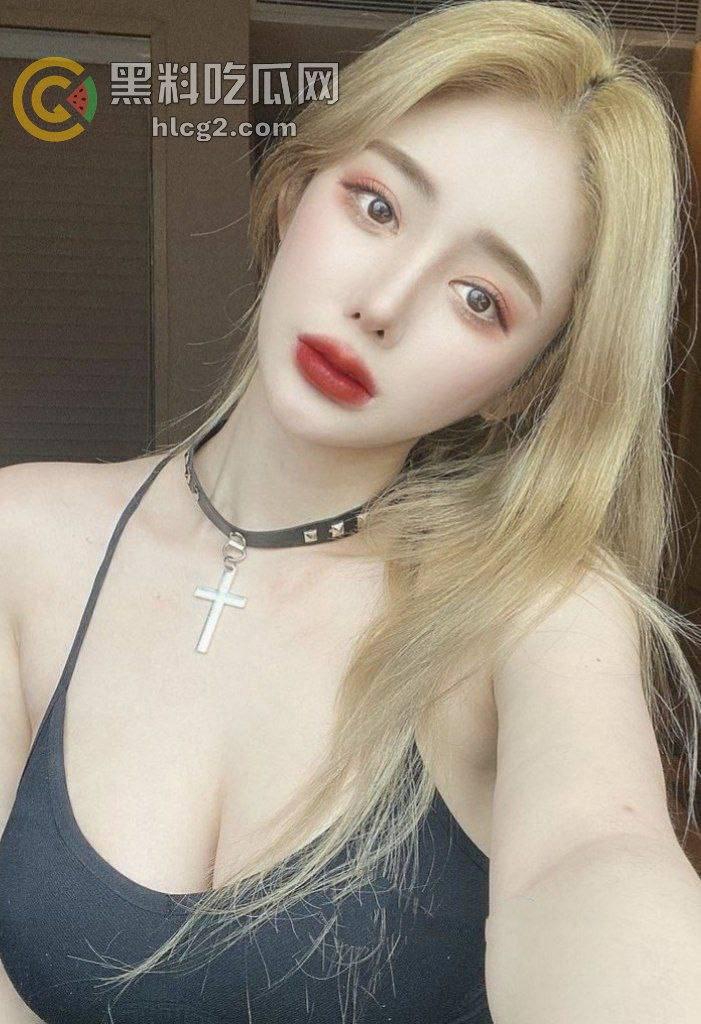 OnlyFans红人「LexiPoy」大变身！小胸变黄金比例，科技与狠活双管齐下！-1