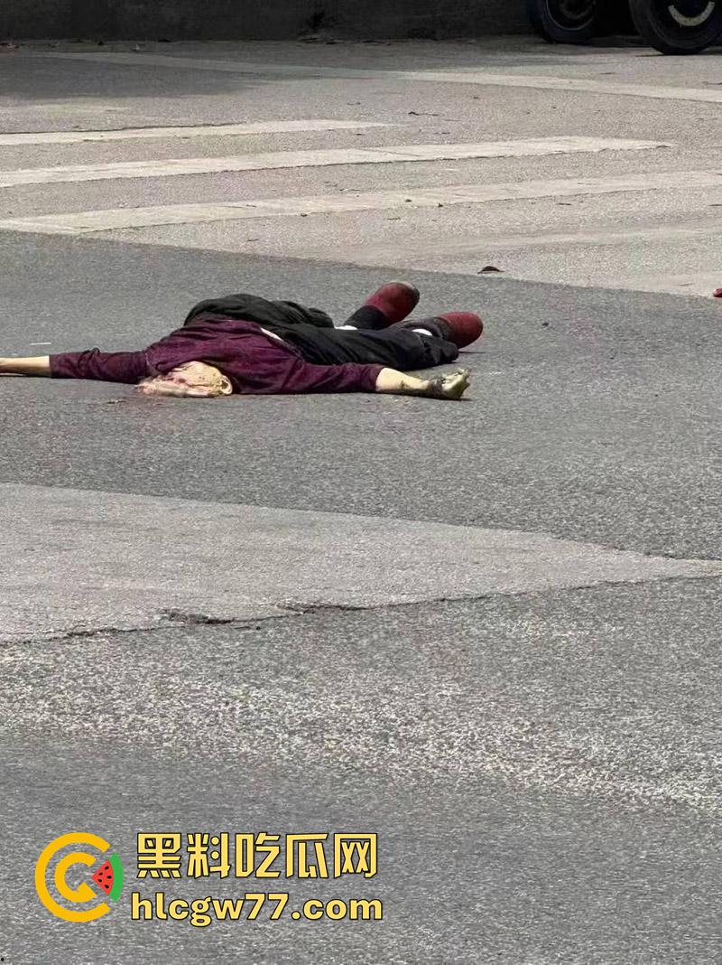 惨烈断头车祸,贵州省黔东南苗族侗族自治州,汽车下坡失控,碾压行人头都撞飞了!-1