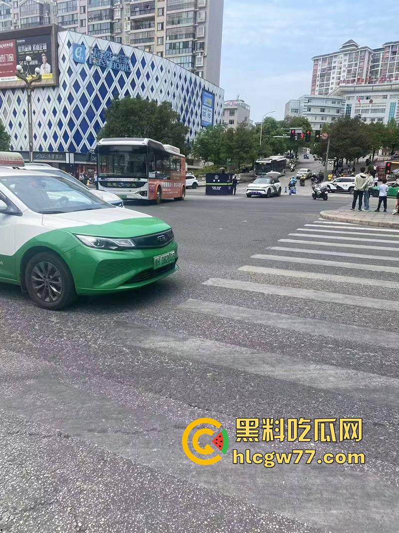 惨烈断头车祸,贵州省黔东南苗族侗族自治州,汽车下坡失控,碾压行人头都撞飞了!-3