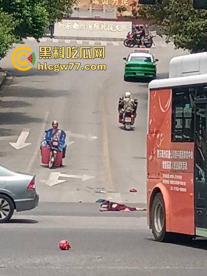 惨烈断头车祸,贵州省黔东南苗族侗族自治州,汽车下坡失控,碾压行人头都撞飞了!-5