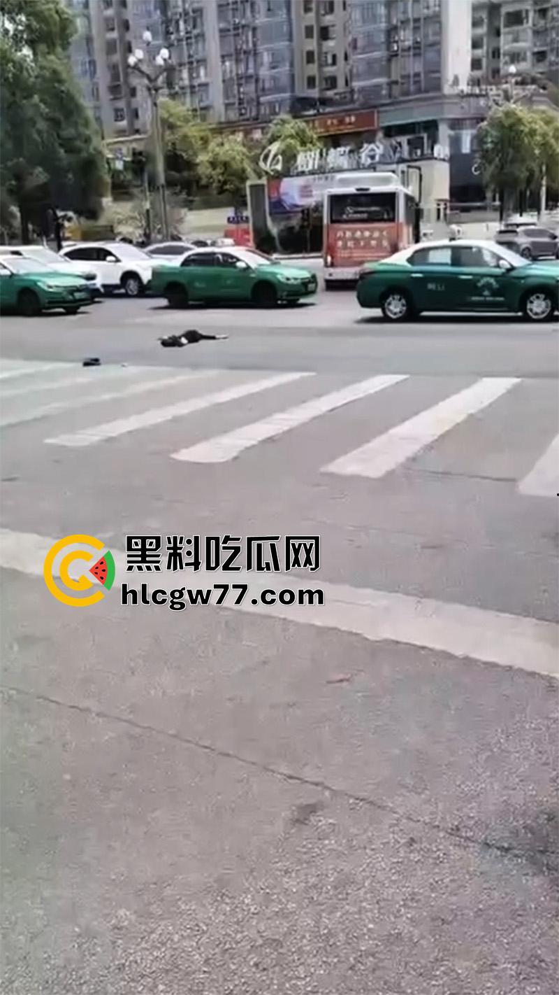 惨烈断头车祸,贵州省黔东南苗族侗族自治州,汽车下坡失控,碾压行人头都撞飞了!-6