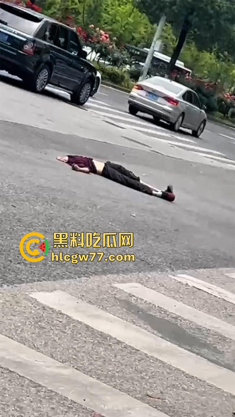 惨烈断头车祸,贵州省黔东南苗族侗族自治州,汽车下坡失控,碾压行人头都撞飞了!-7