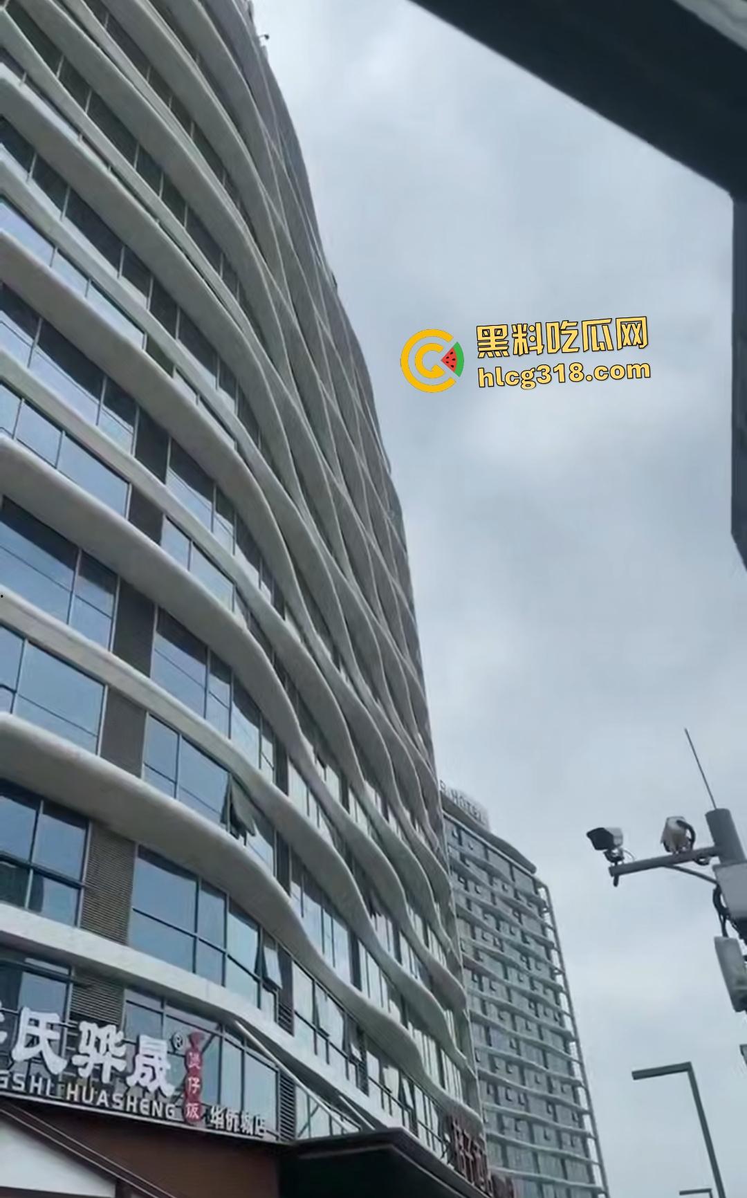 华侨城桔子酒店女子穿最爱的JK跳楼自杀悲剧！原因竟是女友遭男友暴打次日绝望坠楼！-4