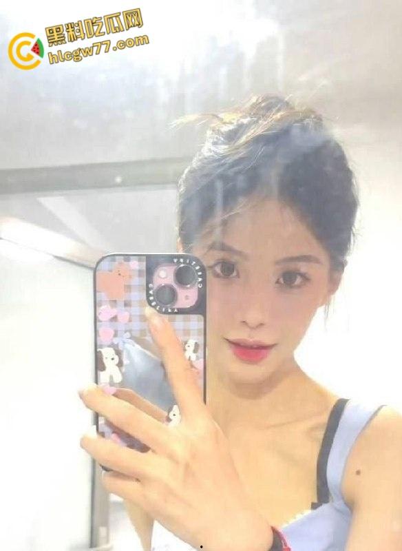 真实情侣酒店偷拍,要求女友穿上黑白双袜情趣短裙才操逼,花样挺多呀-2