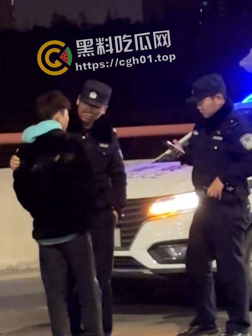 郑州精神小伙半夜鬼火炸街 挑衅交警 追后大混战 中国也有自己的佛罗里达州-11