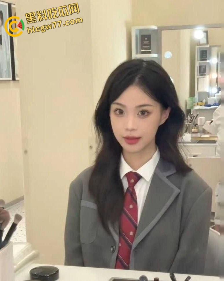 真实情侣酒店偷拍,要求女友穿上黑白双袜情趣短裙才操逼,花样挺多呀-3