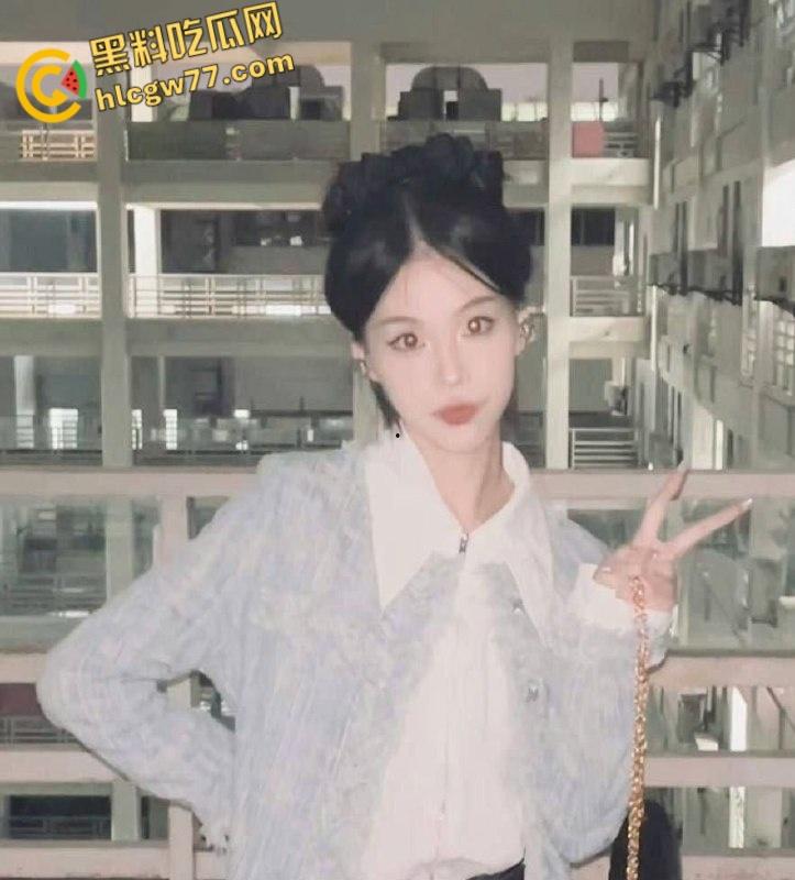 真实情侣酒店偷拍,要求女友穿上黑白双袜情趣短裙才操逼,花样挺多呀-4