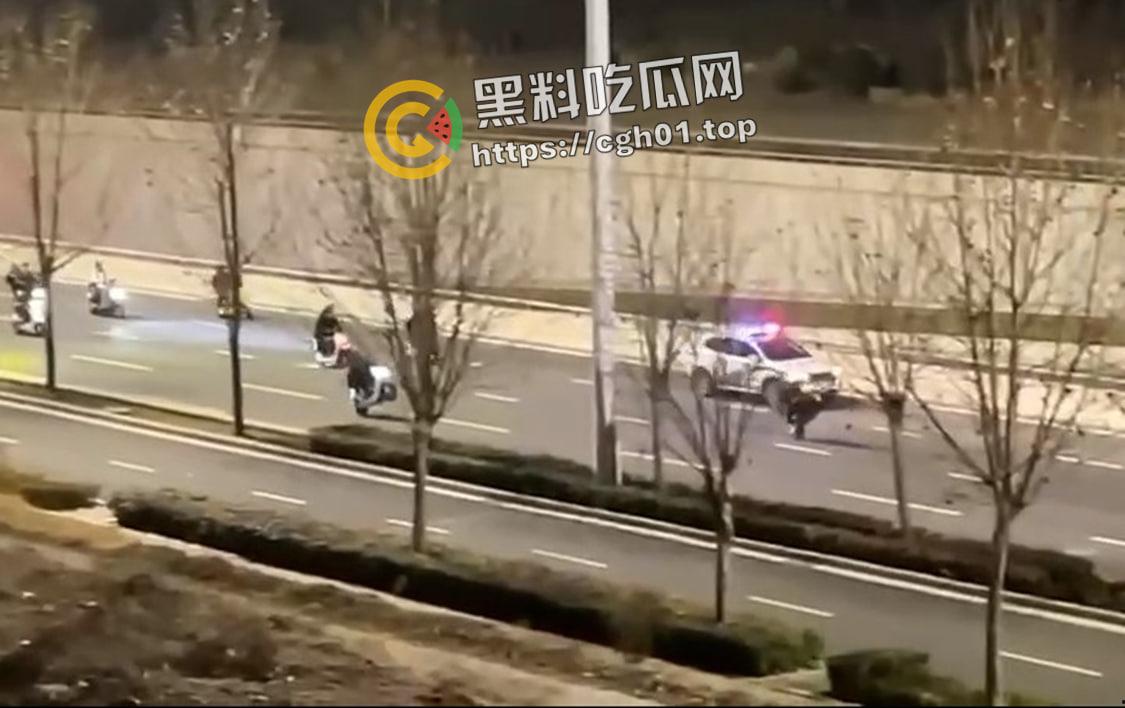 郑州精神小伙半夜鬼火炸街 挑衅交警 追后大混战 中国也有自己的佛罗里达州-14