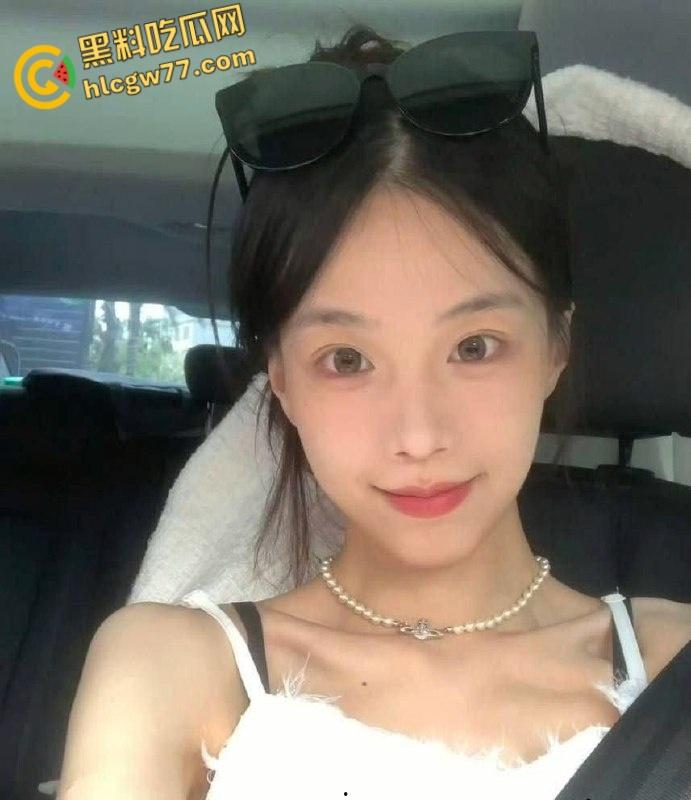 真实情侣酒店偷拍,要求女友穿上黑白双袜情趣短裙才操逼,花样挺多呀-5