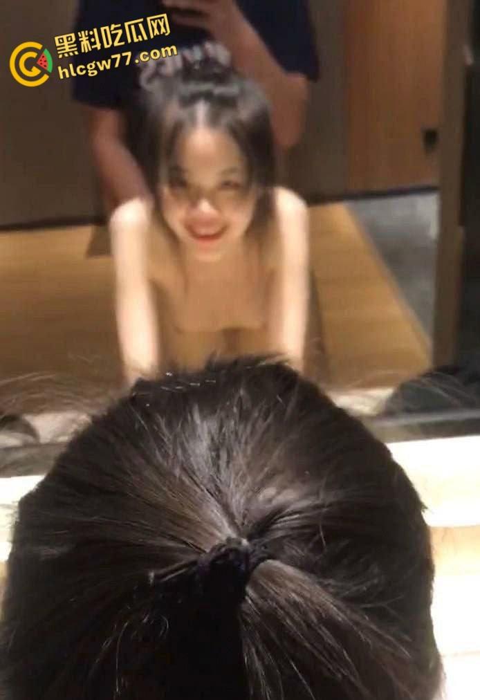 真实情侣酒店偷拍,要求女友穿上黑白双袜情趣短裙才操逼,花样挺多呀-10