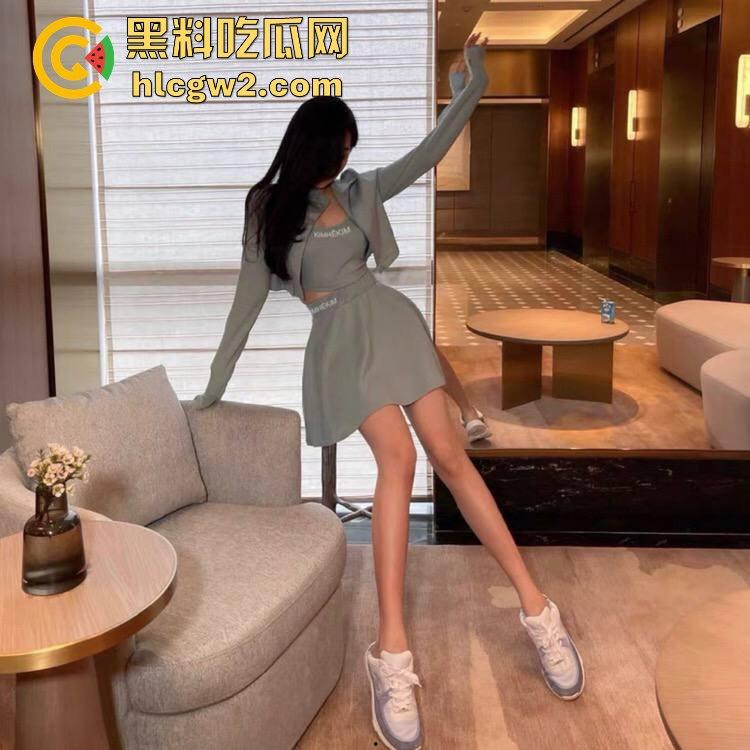 邂逅广西披萨店巨乳正妹【赵雪菲】！大到爆炸的罩杯 这样的身材还卖披萨？不如直接吃了她这个小夹子！-7