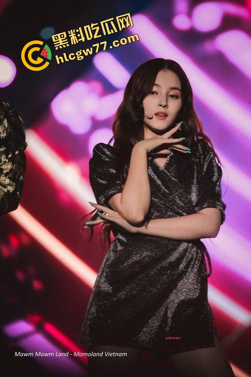 韩国女团MOMOLAND李承利后台换衣被偷拍！白奶粉腿全曝光，隐私泄得比舞台还骚！-4