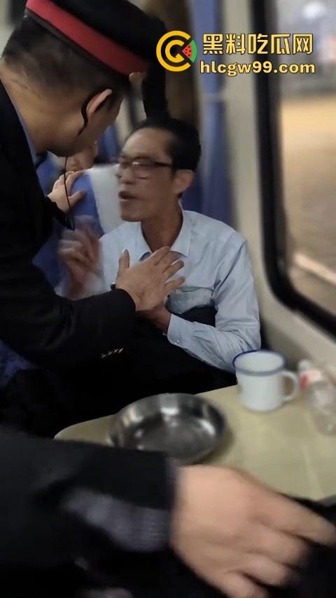 上海到东北的火车上演现实版权力秀，大叔仗着儿子是公安，嚣张跋扈，大姐当场怒怼公安就能无法无天？-3
