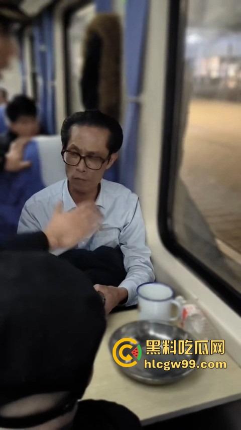 上海到东北的火车上演现实版权力秀，大叔仗着儿子是公安，嚣张跋扈，大姐当场怒怼公安就能无法无天？-9