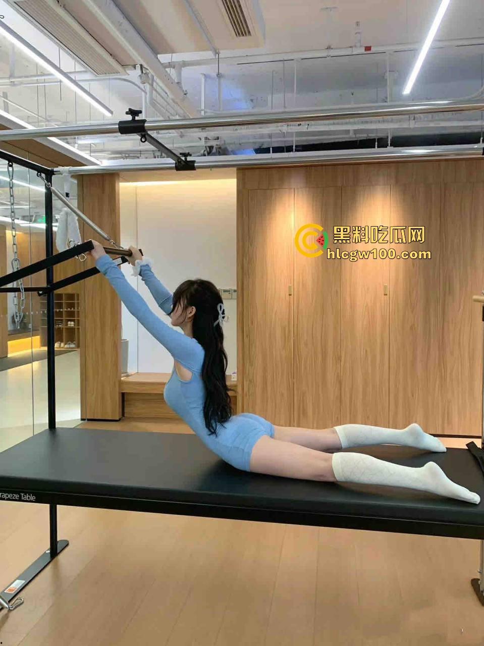 杭州舞蹈校花【王欣然】被两兄弟疯狂玩弄，肛塞尾巴买太大直接搞疼校花，妹子无奈喊换个小点的！-3