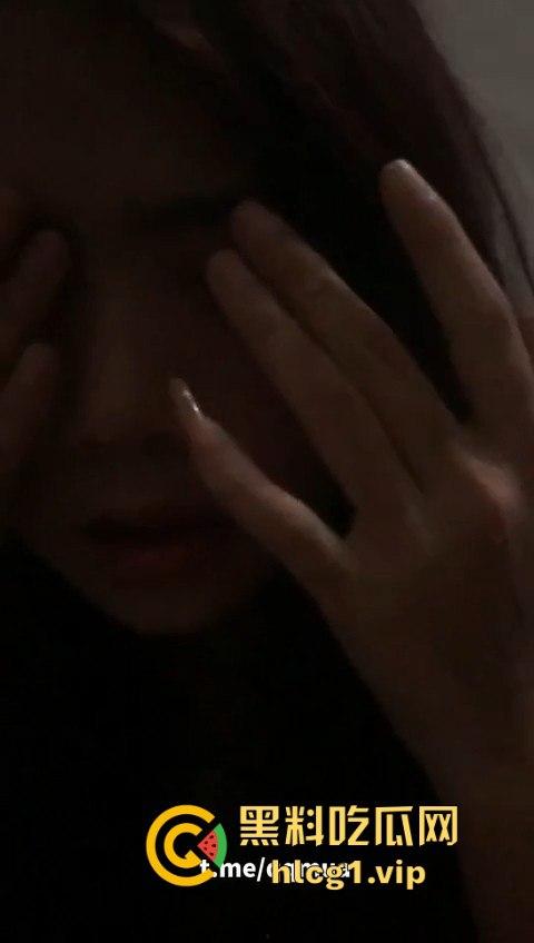 无辜小美女惨遭围堵楼梯间，疯狂围踹画面曝光，血腥至极！-8