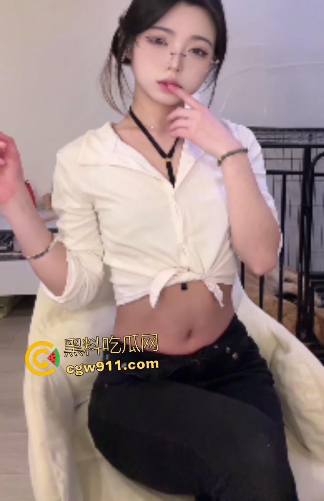 快手网红【媮晚】大尺度情趣舞蹈,跳着中途就脱光,透过透明内裤逼毛显露,这小舞扭得有点心动了!-7