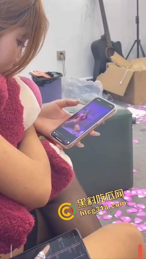 姐妹们口嫌体正直，嘴上说不看毛片，抓到集美看毛片还装正经？裤裆早就湿成狗了！-9