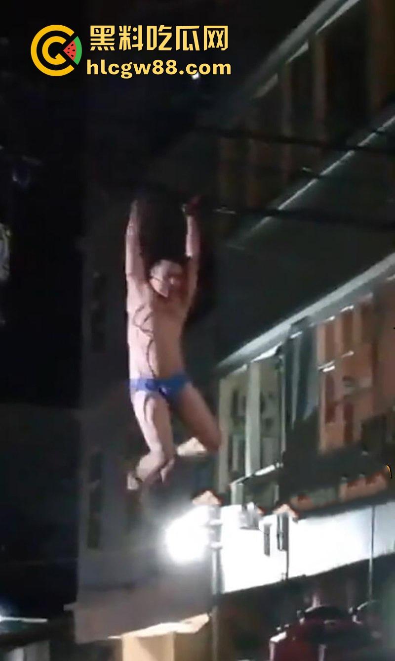 当代蜘蛛侠？印尼抓奸翻窗逃亡，情夫吊电线横穿马路，刺激场面堪比大片！-9