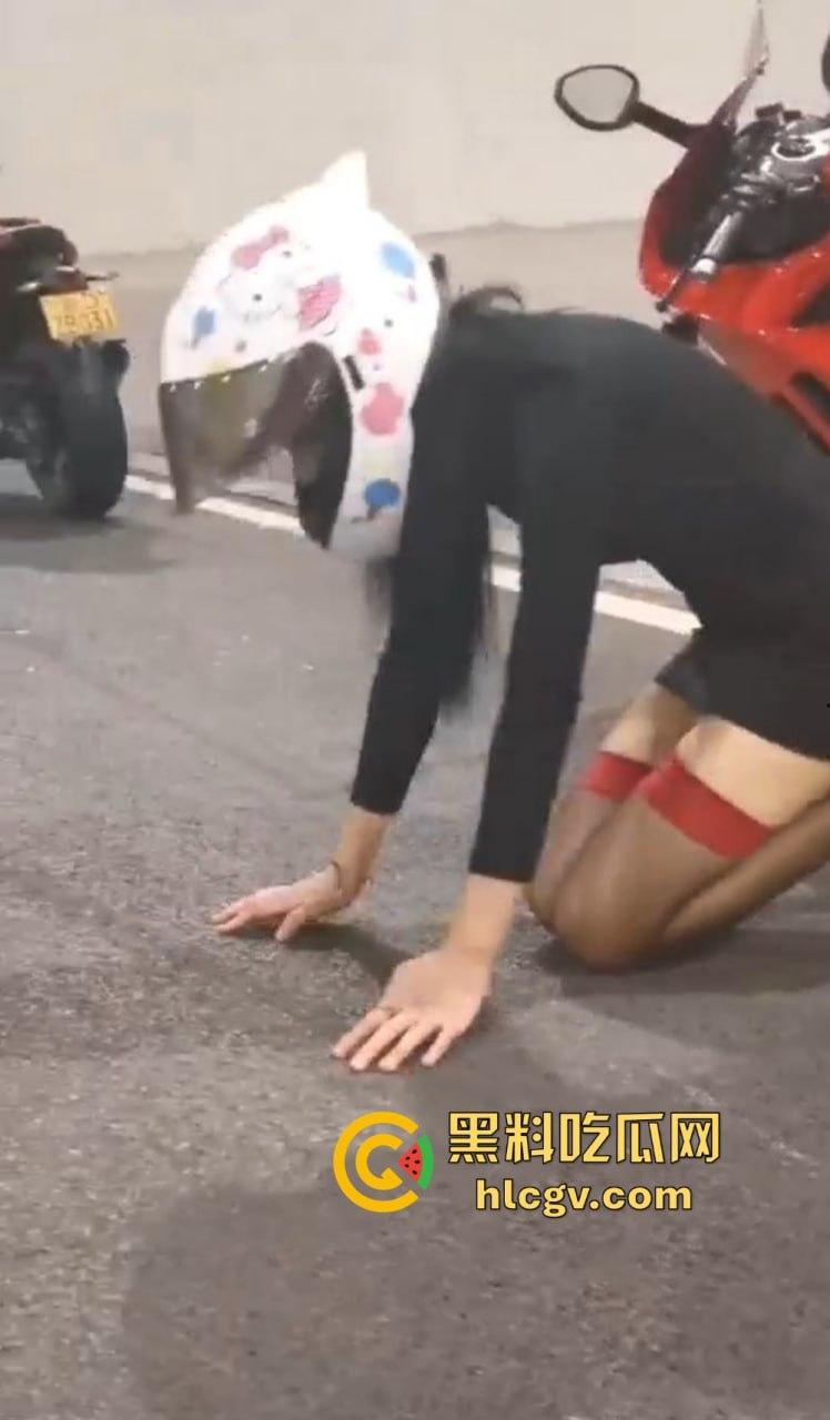 机车媛写真为流量拼命！杜卡迪一震白带外流，跪地当狗摆拍简直骚出新高度！-4