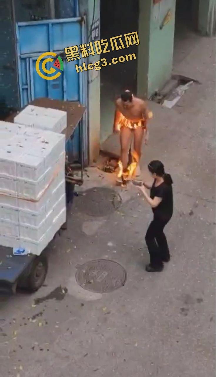 广州白云一仓库燃爆!火舌肆虐 浓烟滚滚 惊现小火人 致5人受伤!-4