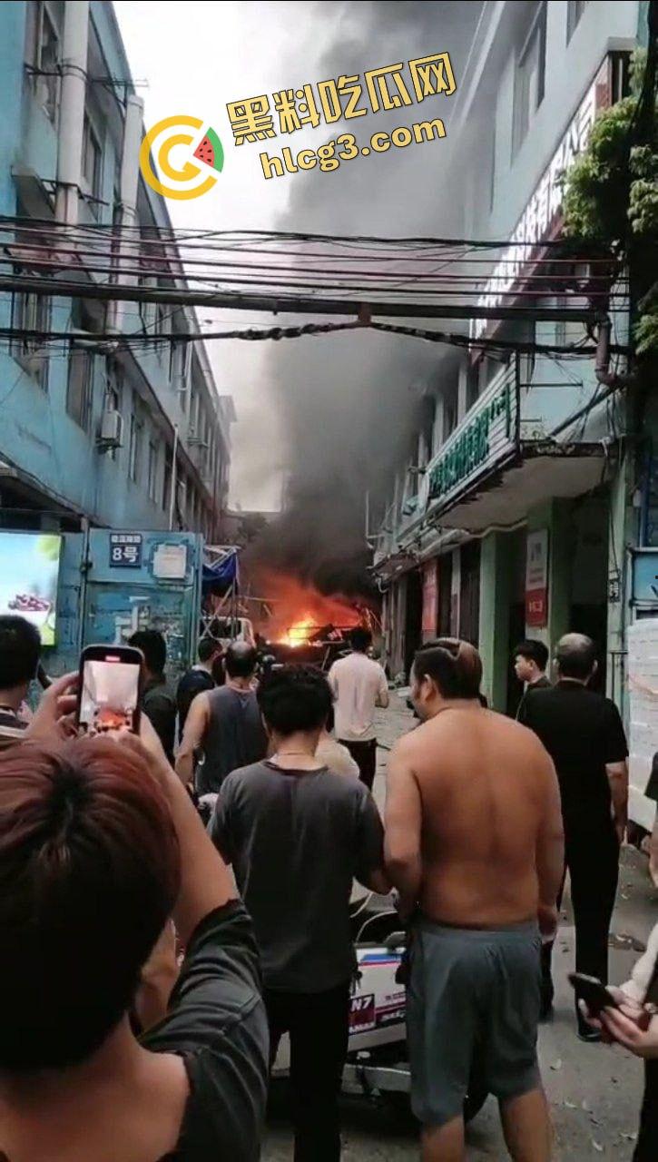广州白云一仓库燃爆!火舌肆虐 浓烟滚滚 惊现小火人 致5人受伤!-6
