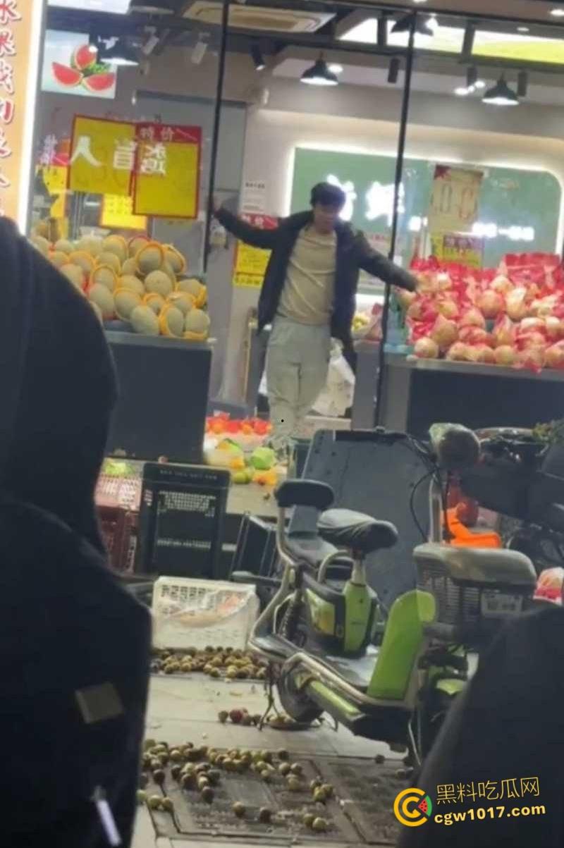 杭州乔司街道水果店，男子因老板拖欠数月工资，生活彻底陷入绝境，压力爆发打砸水果店混乱！-4