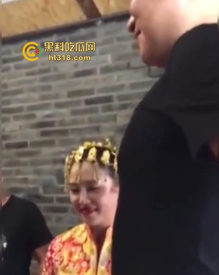 新娘结婚当众口交吞精？新娘低头伸舌舔弄，满意吞下，这是哪个地方的习俗，玩得这么淫乱的嘛！-1