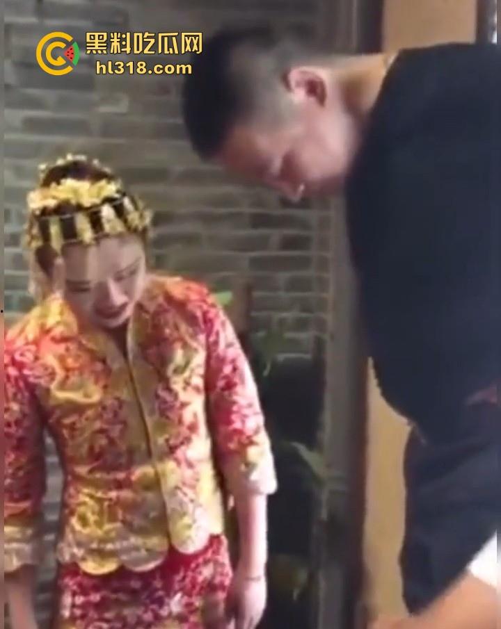 新娘结婚当众口交吞精？新娘低头伸舌舔弄，满意吞下，这是哪个地方的习俗，玩得这么淫乱的嘛！-2