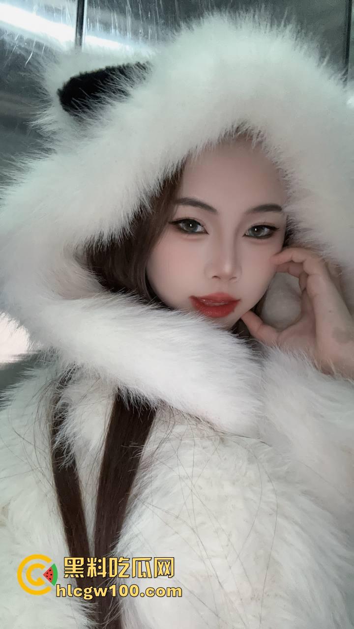 虎牙主播榜一大哥视角玩花活，双视角直播爆火， 上面露脸撩粉，下面给金主抠逼骚到飞起不赏都不好意思！-1