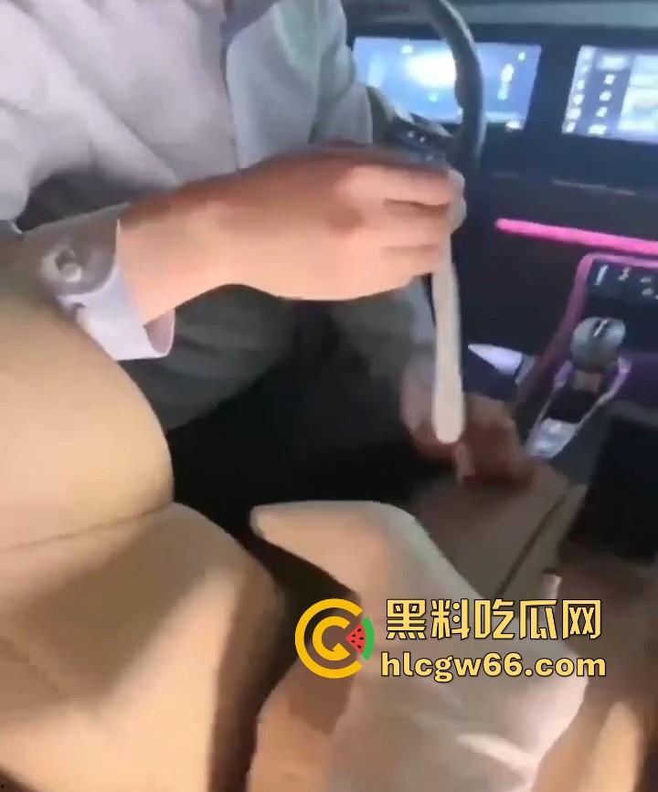 绿帽奴的高超境界 车载冰箱里不是放饮品的而是冷藏着老婆用过的避孕套 没事就拿出来嗦两口！-2