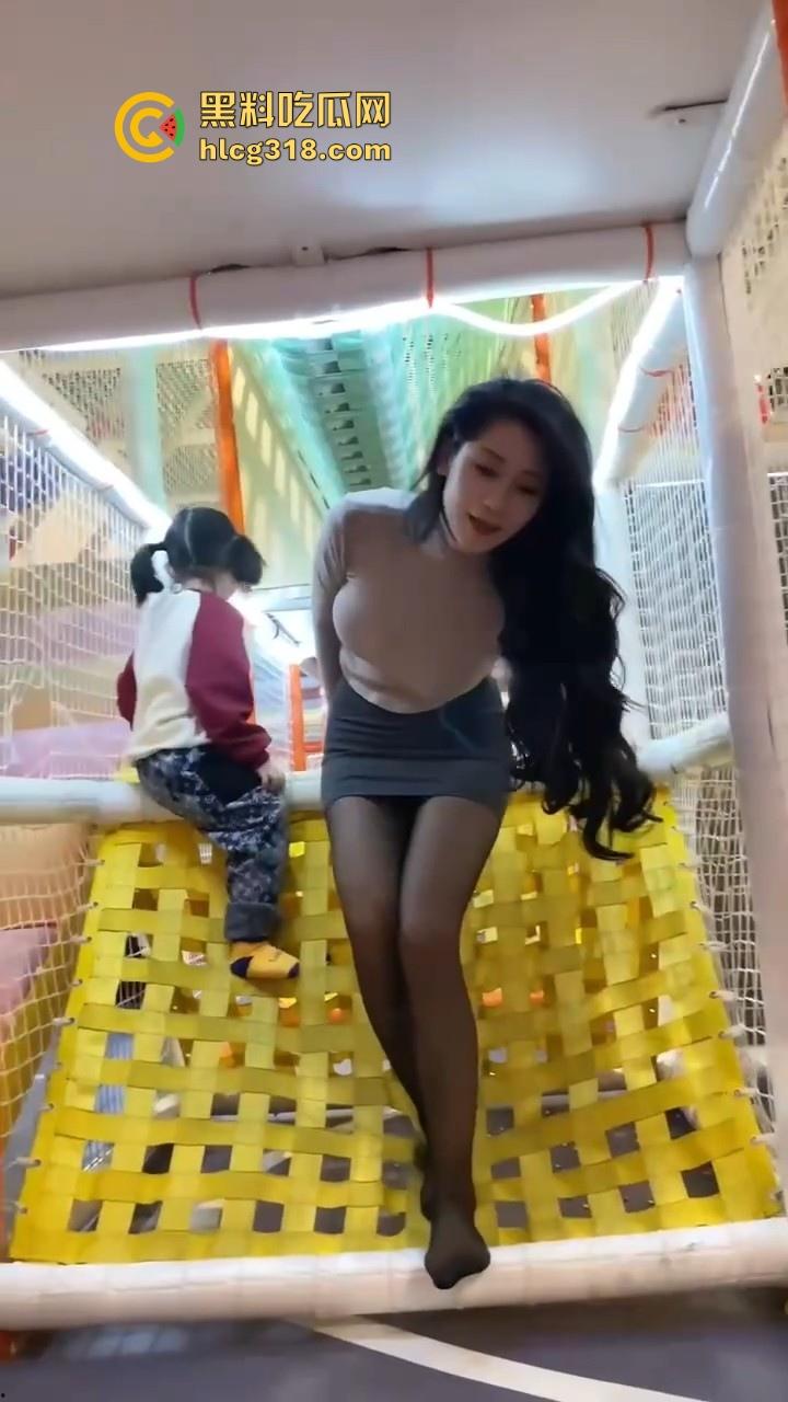 极品御姐也成为了我的胯下之物,身材丰满巨乳诱人,化身无情打桩机,把少妇操得淫水直流!-1