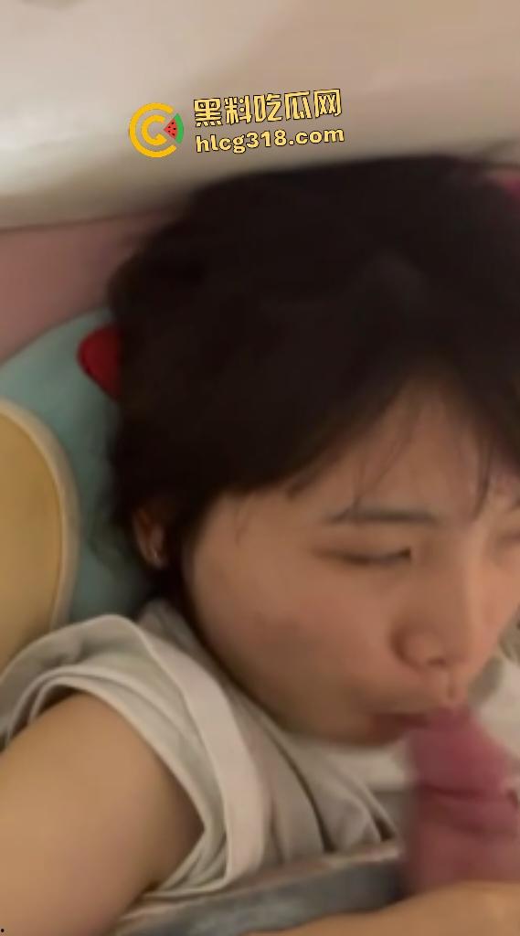 热恋期大学生小情侣在出租房甜蜜慢热后疯狂后入做爱！没尝过“热狗”的还边吃边看电视！-7